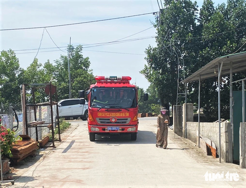 Hồ cấp nước sinh hoạt bị cạn, chính quyền dùng xe chở nước đến tận nhà dân - Ảnh 4. Do hồ cạn nước, thời gian qua người dân phải sử dụng nước mưa để ăn uống, việc tắm rửa, sinh hoạt sử dụng nguồn nước từ giếng đào.