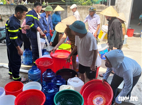 Hồ cấp nước sinh hoạt bị cạn, chính quyền dùng xe chở nước đến tận nhà dân - Ảnh 5. UBND thị xã Hồng Lĩnh đang gấp rút lắp đặt đường ống dẫn nước từ hồ Đá Bạc về nhà máy nước để cung cấp nước sinh hoạt cho người dân.