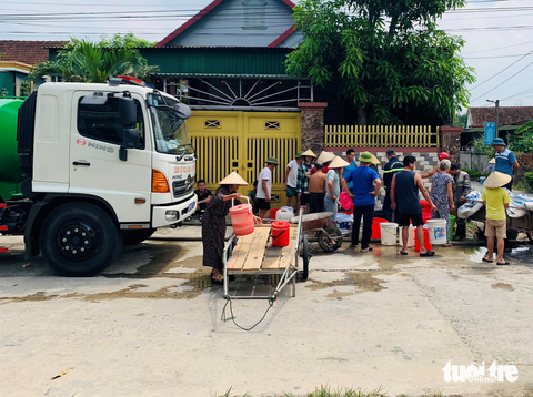 Hồ cấp nước sinh hoạt bị cạn, chính quyền dùng xe chở nước đến tận nhà dân - Ảnh 6. Xe chuyên dụng của Công ty cổ phần Cấp nước Hà Tĩnh và lực lượng cảnh sát phòng cháy chữa cháy và cứu nạn cứu hộ khu vực Hồng Lĩnh chở nước từ địa điểm khác về phục vụ người dân.