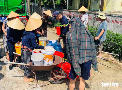 Hồ cấp nước sinh hoạt bị cạn, chính quyền dùng xe chở nước đến tận nhà dân - Ảnh 7. Xe chở nước về tập kết tại các nhà văn hóa thôn, tổ dân phố, sau đó chính quyền các phường, xã thông báo cho người dân dùng dụng cụ đến lấy nước đưa về nhà để sinh hoạt.