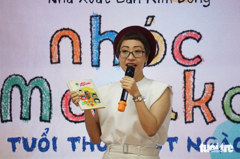 Food Blogger Phan Anh Esheep và cuốn truyện tranh Nhóc Maruko mà cô còn giữ được từ thuở nhi đồng tới giờ - Ảnh: T.ĐIỂU Food blogger Phan Anh Esheep và cuốn truyện tranh Nhóc Maruko mà cô còn giữ được từ thuở nhi đồng tới giờ - Ảnh: T.ĐIỂU