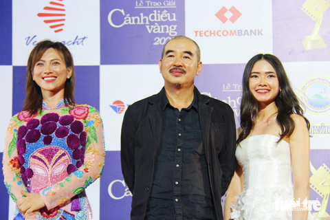 (Từ trái qua) Diễn viên Phương Anh Đào, đạo diễn Bùi Thạc Chuyên và diễn viên Juliet Bảo Ngọc Doling của phim Tro tàn rực rỡ - Ảnh: MINH CHIẾN (Từ trái qua) Diễn viên Phương Anh Đào, đạo diễn Bùi Thạc Chuyên và diễn viên Juliet Bảo Ngọc Doling của phim Tro tàn rực rỡ - Ảnh: MINH CHIẾN