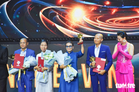 Các biên kịch phim 'Mẹ Rơm' và đạo diễn phim 'Anh có phải đàn ông không?'. Đây là 2 phim đoạt nhiều giải ở hạng mục truyền hình - Ảnh: TRẦN HOÀI Các biên kịch phim 'Mẹ Rơm' và đạo diễn phim 'Anh có phải đàn ông không?'. Đây là hai phim đoạt nhiều giải ở hạng mục truyền hình - Ảnh: TRẦN HOÀI