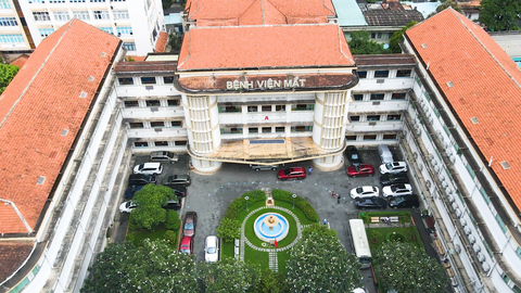 Bệnh viện Mắt TP.HCM tiền thân là dưỡng đường có tên là Clinique Saint-Paul. Công trình do kiến trúc sư người Pháp Louis Chauchon thiết kế, thi công từ những năm 1930 và khánh thành vào ngày 19-12-1938. Đây là công trình do dòng Saint Paul của Pháp xây theo kiến trúc Pháp Bệnh viện Mắt TP.HCM tiền thân là dưỡng đường có tên là Clinique Saint-Paul. Công trình do kiến trúc sư người Pháp Louis Chauchon thiết kế, thi công từ những năm 1930 và khánh thành vào ngày 19-12-1938. Đây là công trình do dòng Saint Paul của Pháp xây theo kiến trúc Pháp