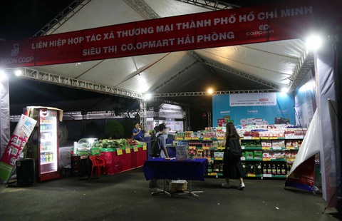 Nhiều gian hàng hội chợ thiết thực phục vụ công nhân cùng Giải bóng đá toàn quốc - Ảnh 1. Gian hàng của Saigon Co.op mang đến chương trình ưu đãi, giảm giá cho hơn 1.000 mặt hàng nhu yếu phẩm, gia dụng