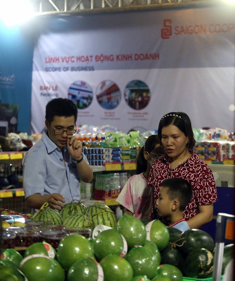 Nhiều gian hàng hội chợ thiết thực phục vụ công nhân cùng Giải bóng đá toàn quốc - Ảnh 4. Một gia đình ba mẹ con đến tham khảo, mua sắm tại gian hàng của Saigon Co.op