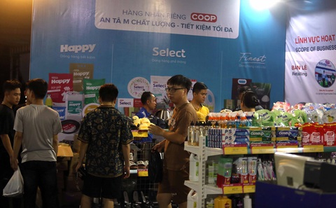 Nhiều gian hàng hội chợ thiết thực phục vụ công nhân cùng Giải bóng đá toàn quốc - Ảnh 3. Rất đông người tiêu dùng đến tham khảo, mua sắm các mặt hàng từ Saigon Co.op