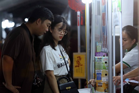 Nhiều gian hàng hội chợ thiết thực phục vụ công nhân cùng Giải bóng đá toàn quốc - Ảnh 7. Một đôi bạn trẻ tìm hiểu về mặt hàng sữa trong khuôn viên hội chợ