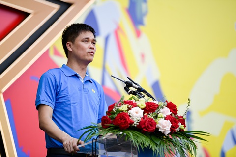 Chính thức khai mạc Giải Vô địch bóng đá công nhân toàn quốc 2023 - Ảnh 2. Ông Ngọ Duy Hiểu, phó chủ tịch Tổng liên đoàn Lao động Việt Nam, phát biểu khai mạc Giải vô địch bóng đá công nhân toàn quốc 2023