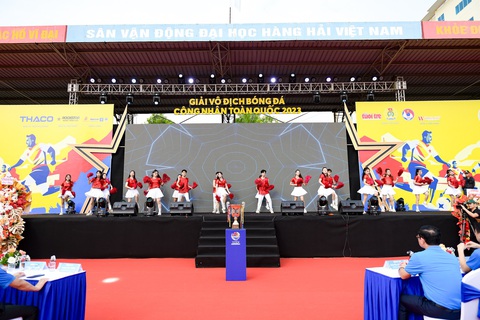 Chính thức khai mạc Giải Vô địch bóng đá công nhân toàn quốc 2023 - Ảnh 13. Một tiết mục văn nghệ đặc sắc tại lễ khai mạc giải