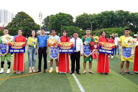 Chính thức khai mạc Giải Vô địch bóng đá công nhân toàn quốc 2023 - Ảnh 14. Đại diện các lãnh đạo trao cờ lưu niệm cho các đội bóng tham dự vòng bảng Giải vô địch bóng đá công nhân toàn quốc 2023 tại Hải Phòng