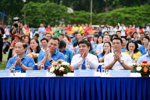 Chính thức khai mạc Giải Vô địch bóng đá công nhân toàn quốc 2023 - Ảnh 7. Từ trái sang: ông Phạm Tất Thắng, ủy viên BCH Trung ương Đảng, phó trưởng ban thường trực Ban Dân vận Trung ương; ông Trần Quốc Tuấn - chủ tịch Liên đoàn Bóng đá Việt Nam; ông Lê Thế Chữ - tổng biên tập báo Tuổi Trẻ và ông Nguyễn Khắc Khiêm - chủ tịch Hội đồng trường Trường đại học Hàng hải Việt Nam