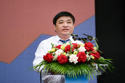 Chính thức khai mạc Giải Vô địch bóng đá công nhân toàn quốc 2023 - Ảnh 4. Tổng biên tập báo Tuổi Trẻ - ông Lê Thế Chữ phát biểu tại lễ khai mạc giải sáng 9-9