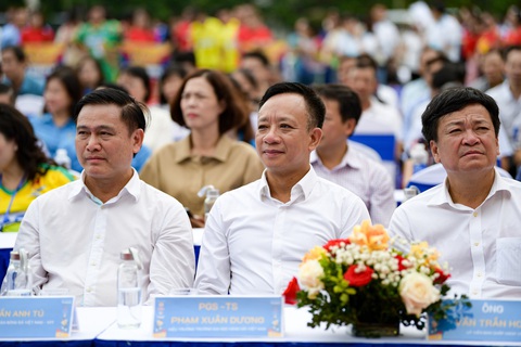 Chính thức khai mạc Giải Vô địch bóng đá công nhân toàn quốc 2023 - Ảnh 8. Từ trái sang: ông Trần Anh Tú - phó chủ tịch Liên đoàn Bóng đá Việt Nam; PGS.TS Phạm Xuân Dương - hiệu trưởng Trường đại học Hàng hải Việt Nam, ông Văn Trần Hoàn - ủy viên Ban chấp hành VFF