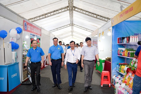 Chính thức khai mạc Giải Vô địch bóng đá công nhân toàn quốc 2023 - Ảnh 5. Các lãnh đạo ban ngành trung ương và địa phương đi tham quan các gian hàng trong khuôn viên hội chợ xung quanh Giải vô địch bóng đá công nhân toàn quốc 2023