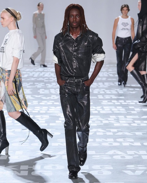 Mẫu nữ Việt mặc áo in chữ 'Con xin lỗi mẹ' catwalk tại New York - Ảnh 5. Hình ảnh người mẫu quốc tế sải bước trên sàn diễn in dòng chữ Việt