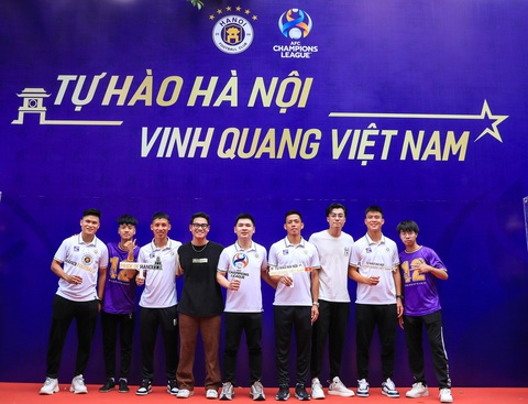 Tiền vệ Đỗ Hùng Dũng: 'CLB Hà Nội tự tin chiến thắng các đội từ Hàn Quốc, Trung Quốc' - Ảnh 1. Chủ tịch CLB Hà Nội Đỗ Vinh Quang (giữa) cùng các ngôi sao CLB Hà Nội giao lưu với người hâm mộ - Ảnh: HNFC