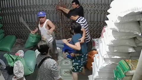 Điều tra vụ việc bố chồng 81 tuổi đánh con dâu nhập viện - Ảnh 1. Vụ việc bà H. và con gái của bà bị ông Đồng Duy Cấp (81 tuổi) dùng tuýp sắt hành hung phải nhập viện được camera an ninh ghi lại - Ảnh cắt từ video