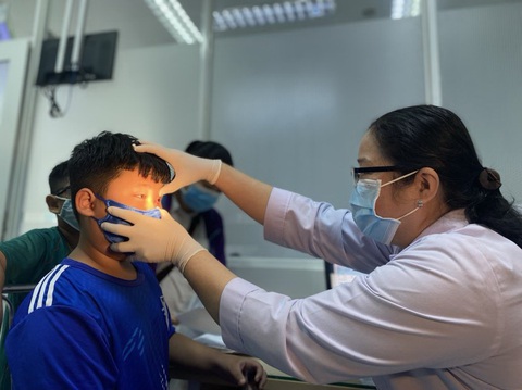 Trường học ở TP.HCM cấp tập phòng dịch đau mắt đỏ - Ảnh 1. Trẻ đau mắt đỏ được nhà trường cho nghỉ học để đi khám mắt tại Bệnh viện Nhi đồng 2 - Ảnh: X.MAI