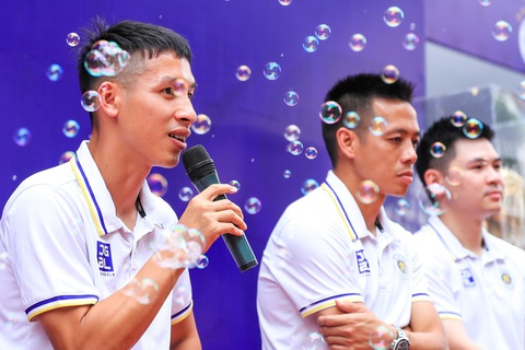 Tiền vệ Đỗ Hùng Dũng: 'CLB Hà Nội tự tin chiến thắng các đội từ Hàn Quốc, Trung Quốc' - Ảnh 2. Tiền vệ Đỗ Hùng Dũng phát biểu tại sự kiện - Ảnh: HNFC