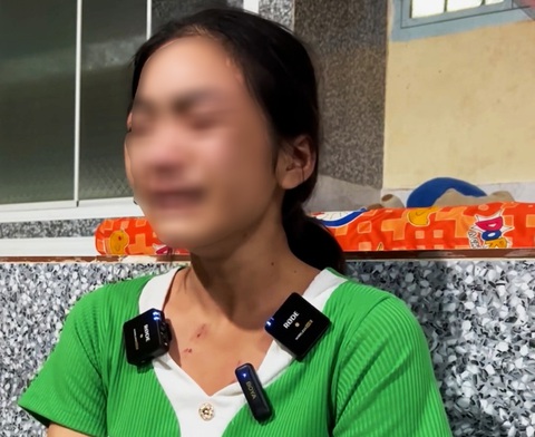 Đang xác minh vụ một bé gái nghi bị bạo hành ở Cà Mau - Ảnh 1. Bé V. khóc kể lại sự việc bị bạo hành trên mạng xã hội - Ảnh: THANH HUYỀN cắt từ clip