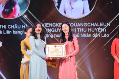 Lần đầu tiên tôn vinh Sứ giả tiếng Việt ở nước ngoài - Ảnh 1. Thứ trưởng Bộ Ngoại giao Lê Thị Thu Hằng (trái) trao giấy khen cho Sứ giả tiếng Việt - chị Trần Hồng Vân (kiều bào Úc) - Ảnh: LINH ĐỨC