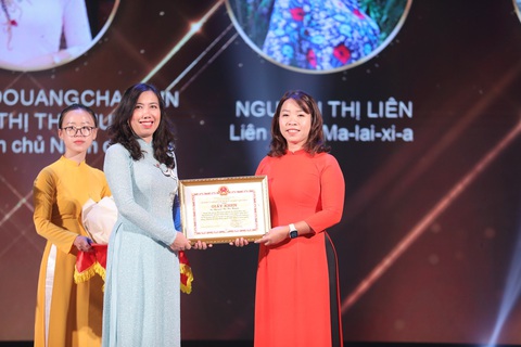 Lần đầu tiên tôn vinh Sứ giả tiếng Việt ở nước ngoài - Ảnh 2. Sứ giả tiếng Việt tại Lào - chị Viengkeo Douangchaleun, tên tiếng Việt là Nguyễn Thị Thu Huyền - Ảnh: LINH ĐỨC
