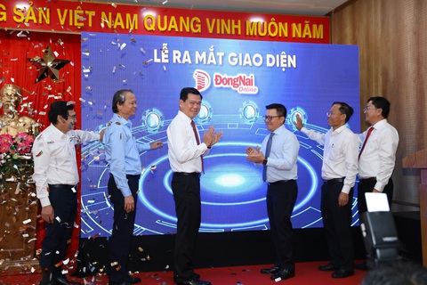 Các đại biểu thực hiện nghi thức ra mắt giao diện báo Đồng Nai điện tử mới - Ảnh: AN BÌNH
