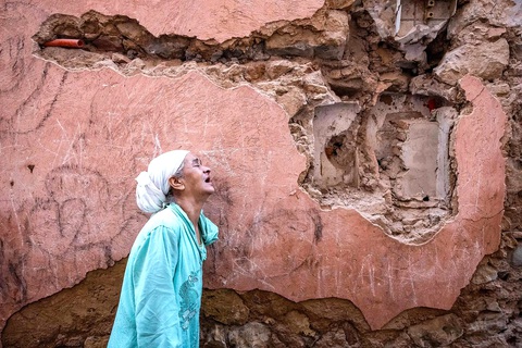 Một phụ nữ đau khổ khi đứng trước ngôi nhà của bà tại Marrakesh đã bị tàn phá trong trận động đất ngày 9-9 - Ảnh: AFP Một phụ nữ đau khổ khi đứng trước ngôi nhà của bà tại Marrakesh đã bị tàn phá trong trận động đất ngày 9-9 - Ảnh: AFP