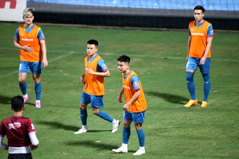 Đội hình tuyển Việt Nam đang thử nghiệm cặp tiền vệ mới toanh Phạm Văn Luân (thứ 2 từ trái qua) bên cạnh Lê Phạm Thành Long - Ảnh: Hoàng Tùng Đội hình tuyển Việt Nam đang thử nghiệm cặp tiền vệ mới toanh Phạm Văn Luân (thứ 2 từ trái qua) bên cạnh Lê Phạm Thành Long - Ảnh: HOÀNG TÙNG