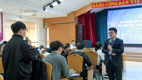 'Vẽ đường' cho sinh viên chơi chứng khoán - Ảnh 2. Ông Đặng Cao Hoàng Phúc trao đổi với sinh viên Trường đại học Tài chính - Marketing - Ảnh: TRỌNG NHÂN