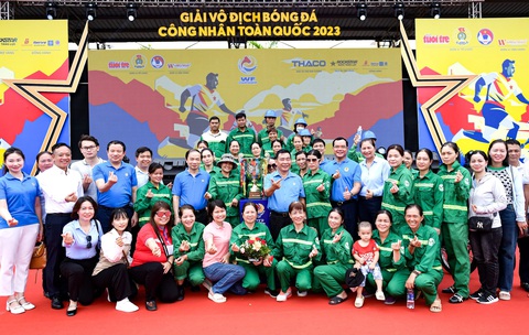 Tặng xe máy cho công nhân có hoàn cảnh khó khăn - Ảnh 3. Các anh chị công nhân chụp ảnh lưu niệm cùng ông Nguyễn Đình Khang - chủ tịch Liên đoàn Lao động Việt Nam - và các đại biểu dự lễ khai mạc - Ảnh: NGUYÊN KHÔI