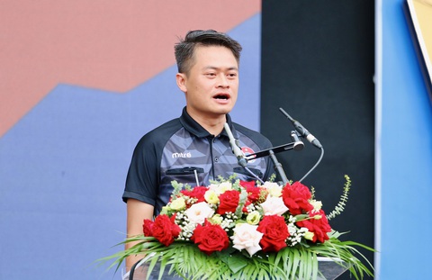 Tưng bừng khai mạc Giải vô địch bóng đá công nhân toàn quốc 2023 - Ảnh 11. Ông Hoàng Mạnh Cường đại diện tổ trọng tài tuyên thệ tại lễ khai mạc