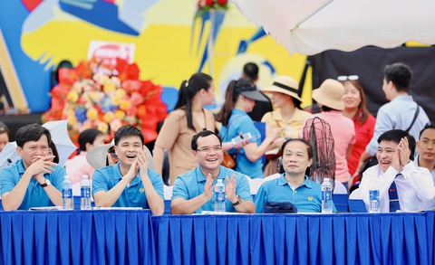 Tưng bừng khai mạc Giải vô địch bóng đá công nhân toàn quốc 2023 - Ảnh 15. Ngay sau lễ khai mạc, các vị lãnh đạo đã tham gia cổ vũ các trận đấu diễn ra trên sân Trường Đại học Hàng Hải Việt Nam.
