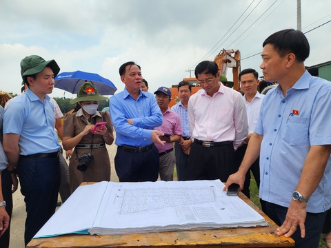 Dự án cao tốc Biên Hòa-Vũng Tàu: Giải phóng mặt bằng chậm, đội chi phí hàng ngàn tỉ đồng - Ảnh 1. Lãnh đạo tỉnh Đồng Nai báo cáo tiến độ làm dự án tái định cư cho dự án cao tốc Biên Hòa - Vũng Tàu - Ảnh: H.M