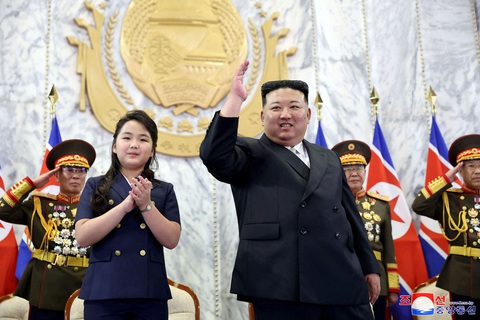 Ông Kim Jong Un và con gái xuất hiện rạng rỡ ngày Quốc khánh Triều Tiên - Ảnh 1. Nhà lãnh đạo Triều Tiên Kim Jong Un cùng con gái Kim Ju Ae tại cuộc duyệt binh ngày 8-9 - Ảnh: REUTERS