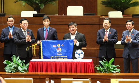 Sáng nay 9-9, khai mạc Giải vô địch bóng đá công nhân toàn quốc 2023 - Ảnh 3. Chủ tịch Quốc hội Vương Đình Huệ phát động Giải bóng đá công nhân toàn quốc 2023 - Ảnh: NGUYỄN KHÁNH
