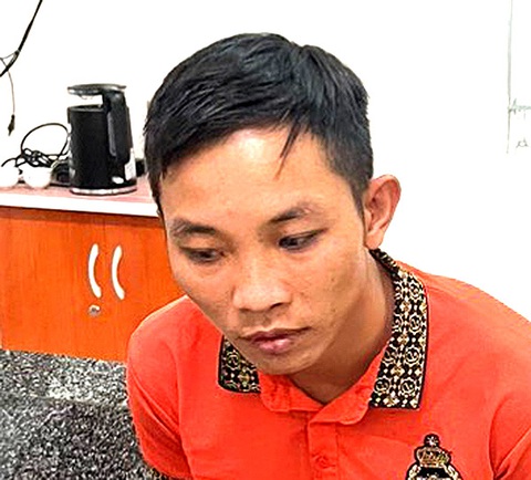 Nghi phạm trốn truy nã Nguyễn Văn Nghĩa bị bắt khi đang trốn trên một chiếc xe tải - Ảnh: QUYẾT HÙNG Nghi phạm trốn truy nã Nguyễn Văn Nghĩa bị bắt khi đang đi trên xe tải - Ảnh: QUYẾT HÙNG