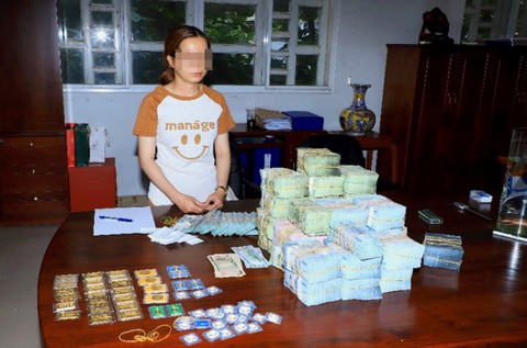 Vật chứng thu giữ trong quá trình khám xét trụ sở Công ty Lộc Phúc - Ảnh: AN BÌNH Vật chứng thu giữ trong quá trình khám xét trụ sở Công ty Lộc Phúc - Ảnh: AN BÌNH