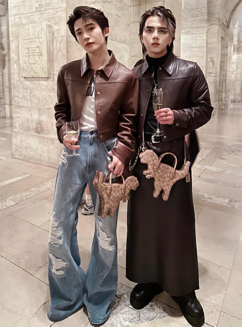 Nam diễn viên 9X chọn set trang phục bao gồm áo khoác jacket và chân váy da của nhà mốt Coach. Đây là một trong những outfit hưởng ứng xu thế thời trang linh hoạt giới tính (gender-fluid) đang &quot;làm mưa làm gió&quot; trên thị trường quốc tế