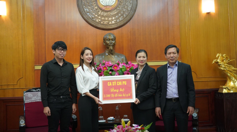 Chi Pu vinh dự trở thành Sứ giả hành động cùng UNICEF Việt Nam - Ảnh 4. Và 2.500 bộ đồ bảo hộ cho Ủy ban Trung ương MTTQ Việt Nam tại Hà Nội
