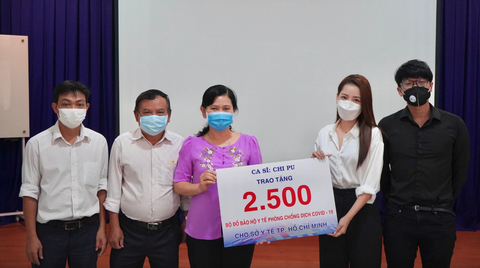 Chi Pu vinh dự trở thành Sứ giả hành động cùng UNICEF Việt Nam - Ảnh 3. Chi Pu trao 2.500 bộ đồ bảo hộ cho ở Sở Y tế TP.HCM