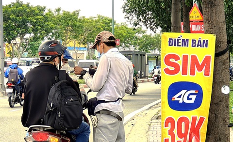 Người dùng vẫn có thể mua SIM kích hoạt sẵn dễ dàng tại TP Thủ Đức (TP.HCM) vào trưa 8-9 - Ảnh: HÂN MINH Người dùng vẫn có thể mua SIM kích hoạt sẵn dễ dàng tại TP Thủ Đức (TP.HCM) vào trưa 8-9 - Ảnh: HÂN MINH