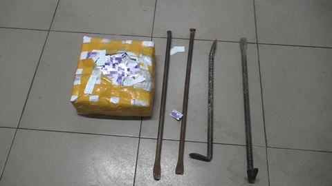 Khởi tố 5 người liên quan vụ tranh giành địa bàn hành nghề hút hầm cầu - Ảnh 1. Tang vật liên quan đến vụ việc - Ảnh: Công an cung cấp