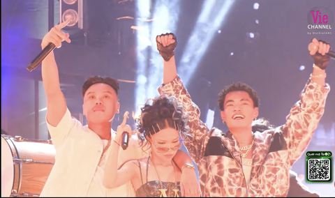 Chung kết Rap Việt: Trấn Thành 2 lần 'quay xe' trước Thái VG làm khán giả hụt hẫng - Ảnh 3. Thái VG và hai trò cưng: Liu Grace, Mikelodic có phần trình diễn đậm niềm tự hào dân tộc