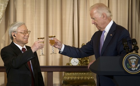 Tổng bí thư Nguyễn Phú Trọng và Phó tổng thống Mỹ Joe Biden nâng ly trong tiệc chiêu đãi năm 2015 khi người đứng đầu Đảng Cộng sản Việt Nam đến Mỹ - Ảnh: AFP Tổng bí thư Nguyễn Phú Trọng và Phó tổng thống Mỹ Joe Biden nâng ly trong tiệc chiêu đãi năm 2015 khi người đứng đầu Đảng Cộng sản Việt Nam đến Mỹ - Ảnh: AFP
