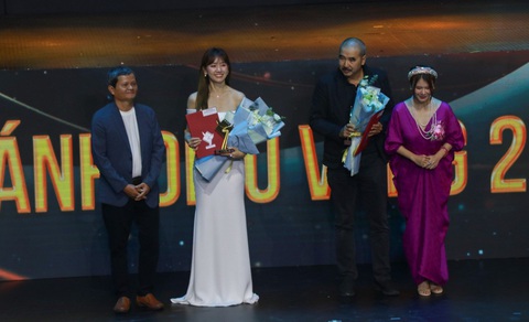 Hari Won thay mặt Trấn Thành nhận giải Biên kịch xuất sắc phim Nhà Bà Nữ. Hari Won thay mặt Trấn Thành nhận giải Biên kịch xuất sắc phim Nhà bà Nữ.