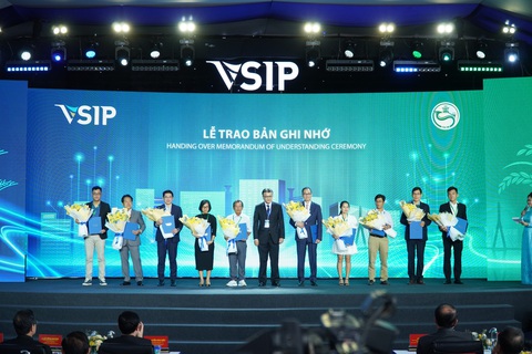 Khởi công Khu công nghiệp VSIP đầu tiên tại miền Tây - Ảnh 1. Trao biên bản ghi nhớ đầu tư vào Khu công nghiệp VSIP Cần Thơ - Ảnh: THÀNH THẬT