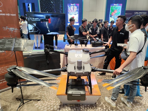 Khách tham quan tìm hiểu về chiếc drone khủng dùng trong nông nghiệp - Ảnh: ĐỨC THIỆN Khách tham quan tìm hiểu về chiếc drone khủng dùng trong nông nghiệp - Ảnh: ĐỨC THIỆN