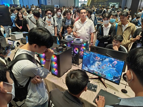 Khu vực chơi game thu hút đông đảo người chơi và xem trình diễn - Ảnh: ĐỨC THIỆN Khu vực chơi game thu hút đông đảo người chơi và xem trình diễn - Ảnh: ĐỨC THIỆN